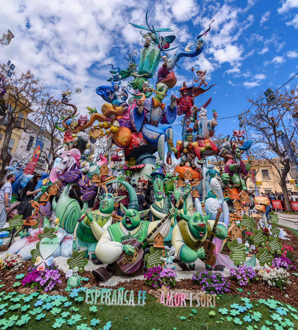 Valencia - fallas 2023 - 4 premio - falla Na Jordana - Clover earth 01.jpg